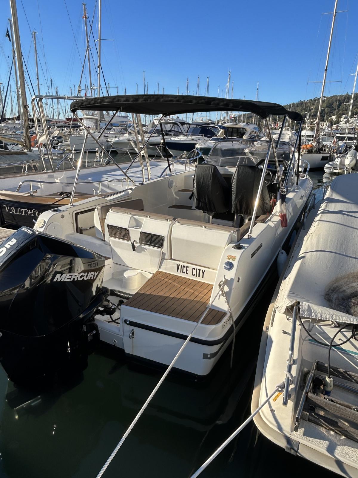 quicksilver Activ 755 sundeck