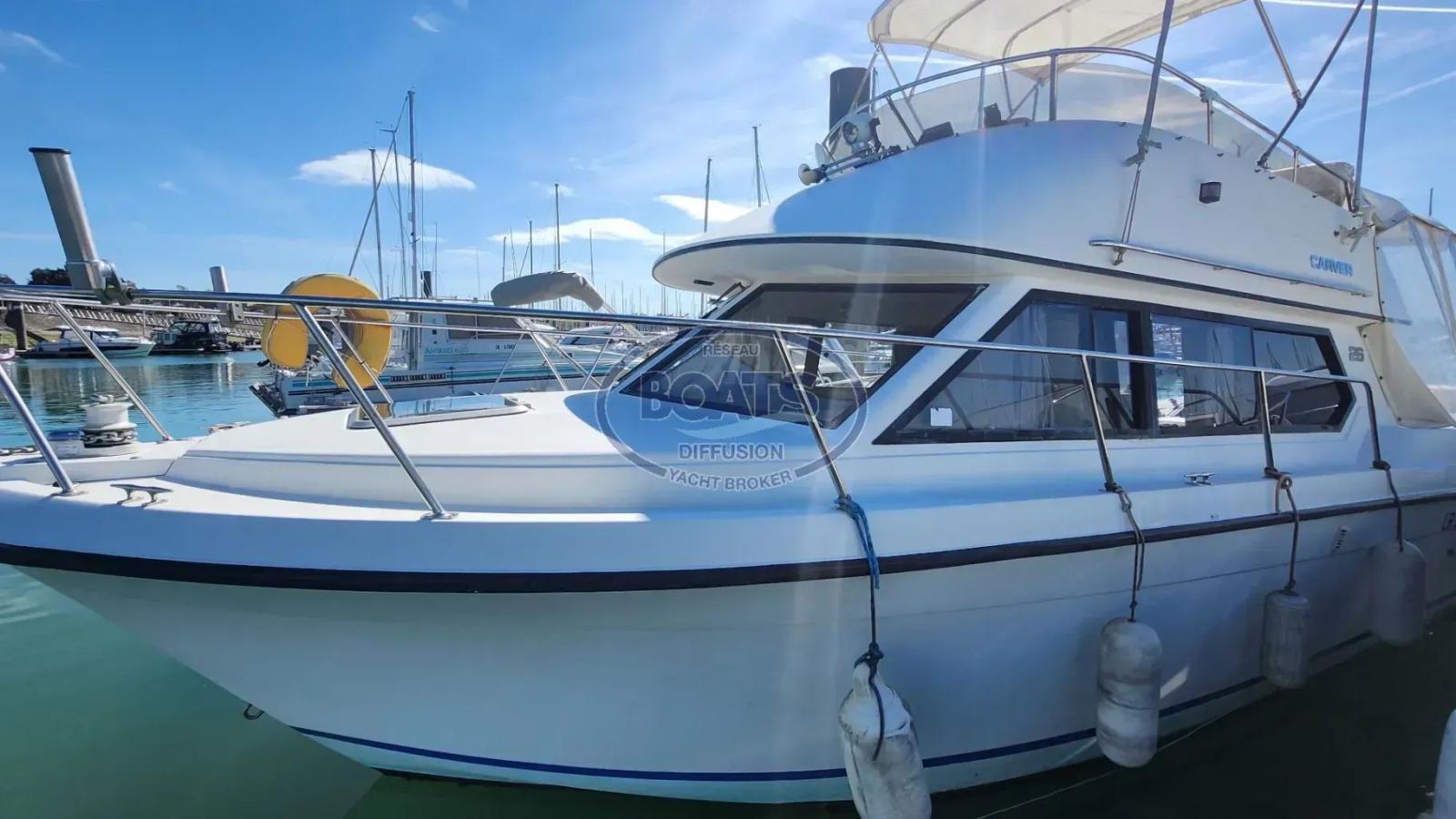 Carver 26 command bridge