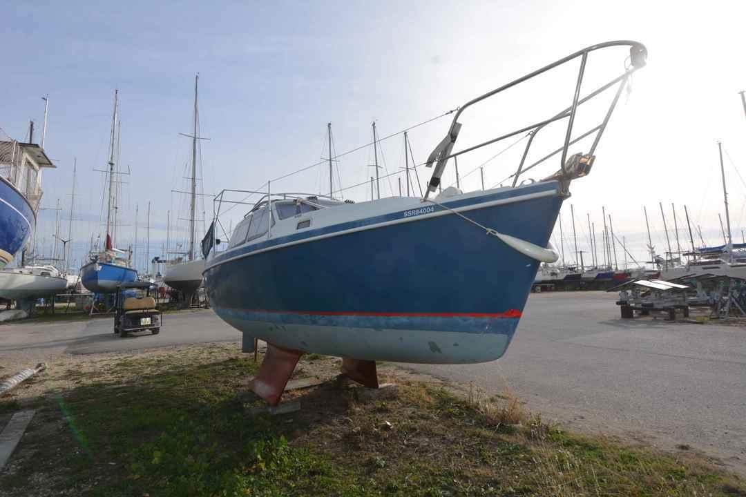 hunter marine Pilot 27 deck saloon