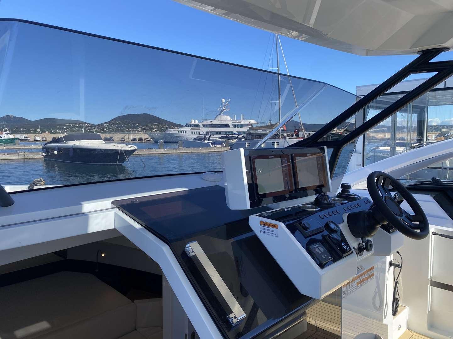 de antonio yachts D36 hard top