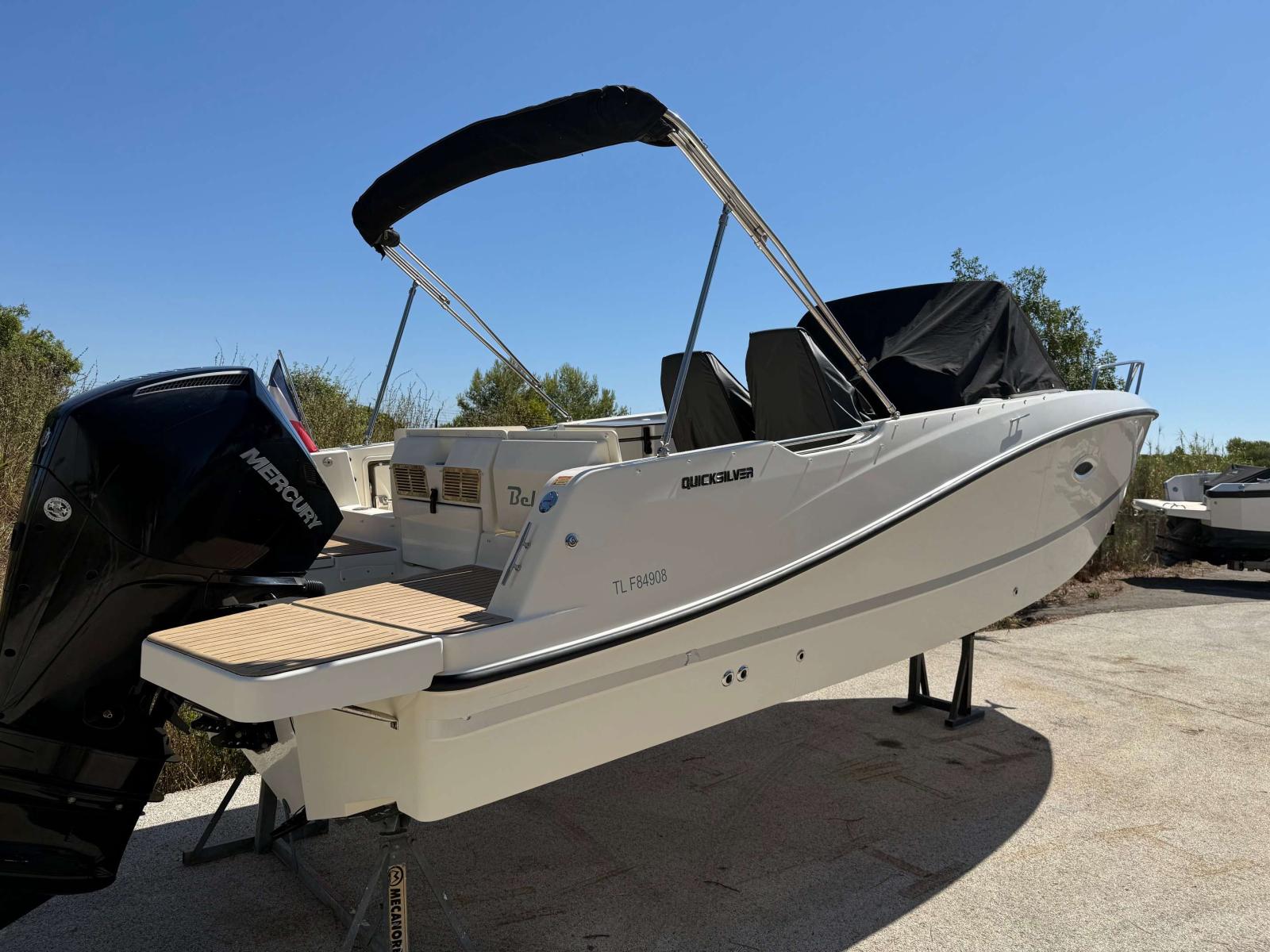 quicksilver Activ 755 sundeck