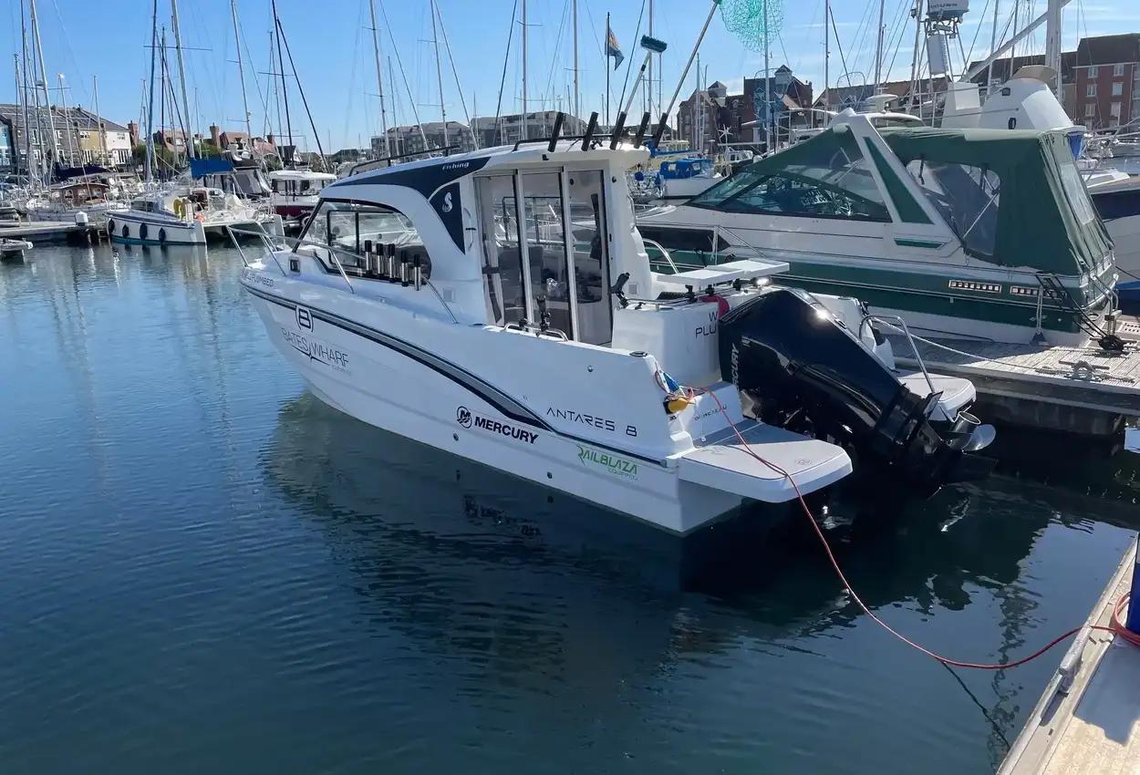 beneteau Antares 8 fishing