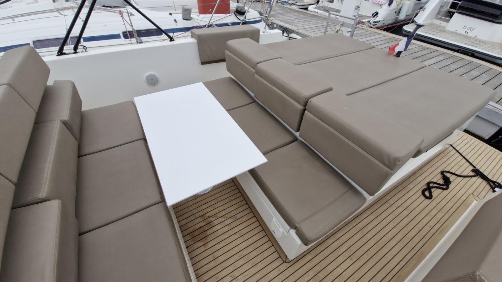 de antonio yachts D33 cruiser