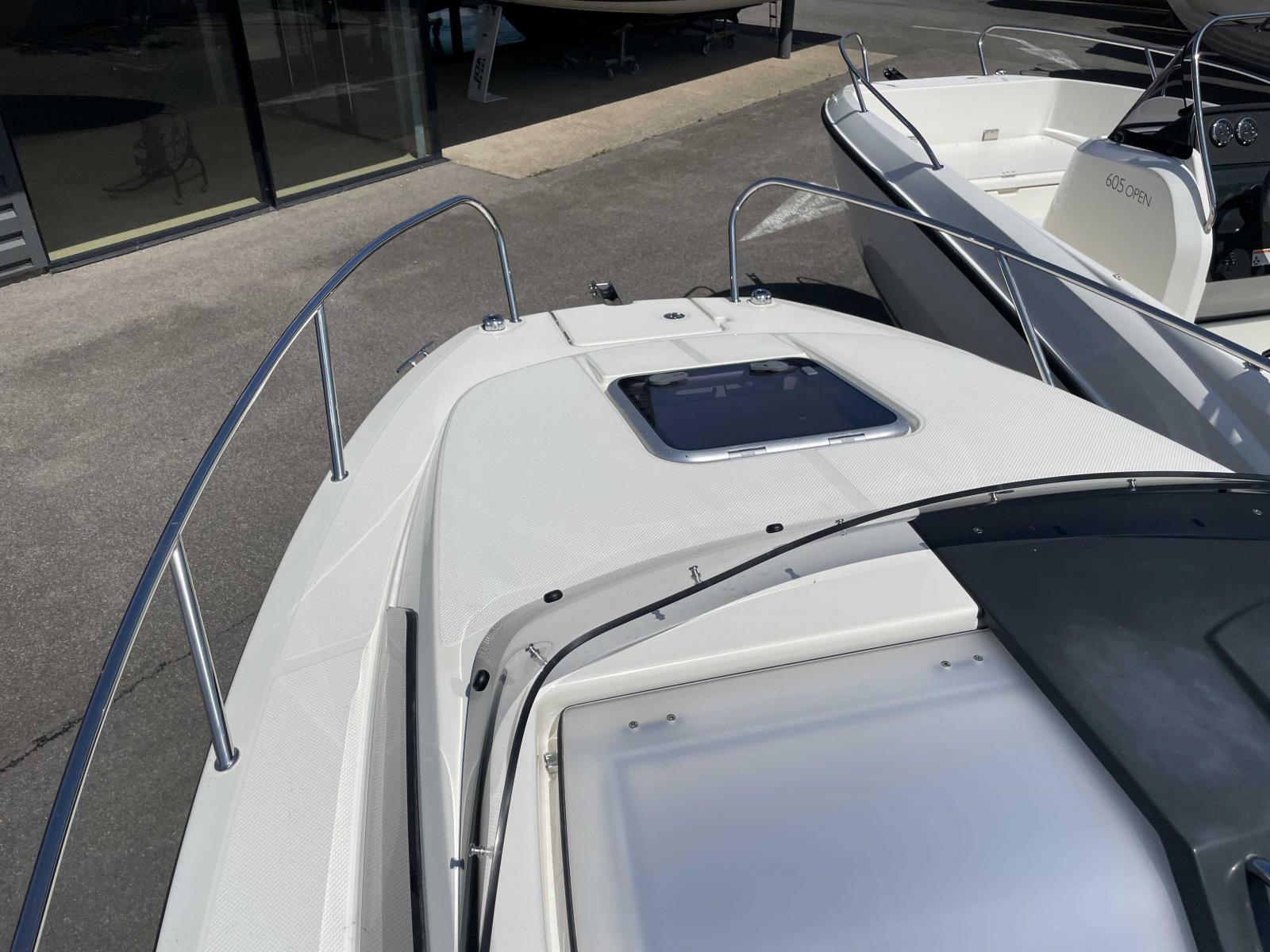 quicksilver Activ 555 cabin