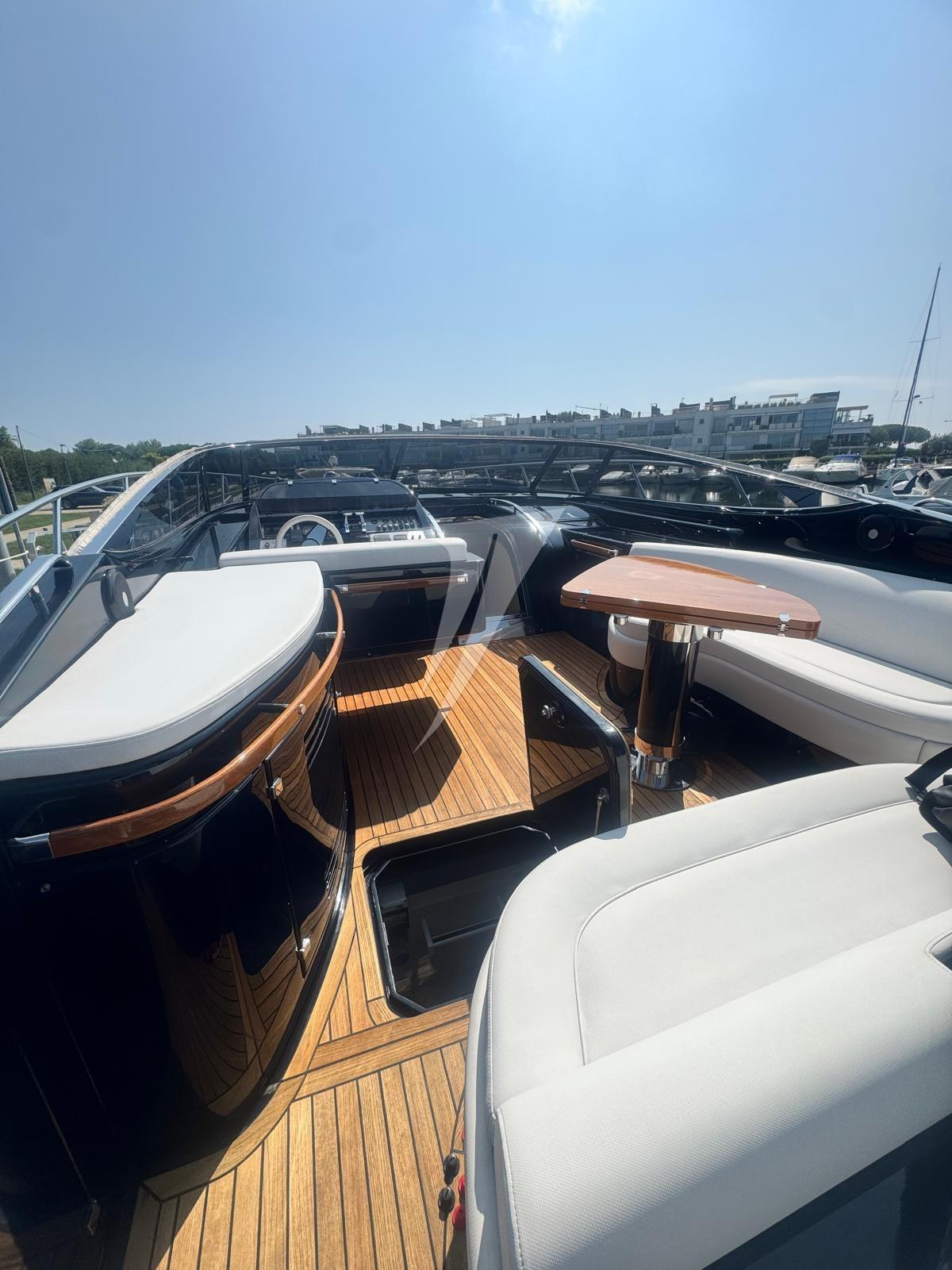 riva 52 rivale
