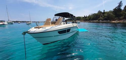 quicksilver Activ 805 sundeck