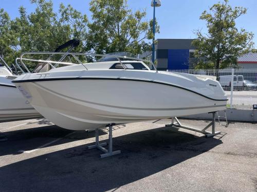 quicksilver Activ 555 cabin