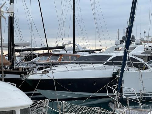 Azimut 68s