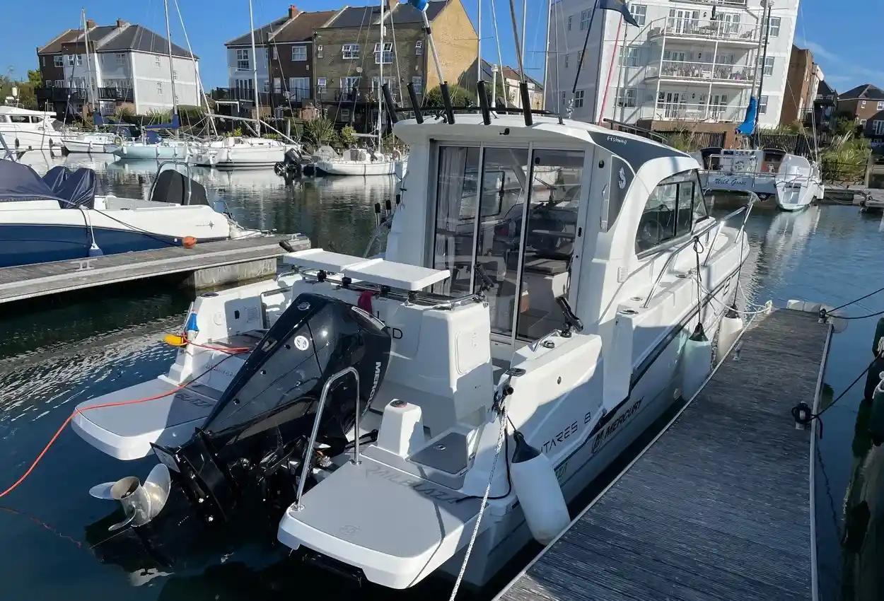 beneteau Antares 8 fishing