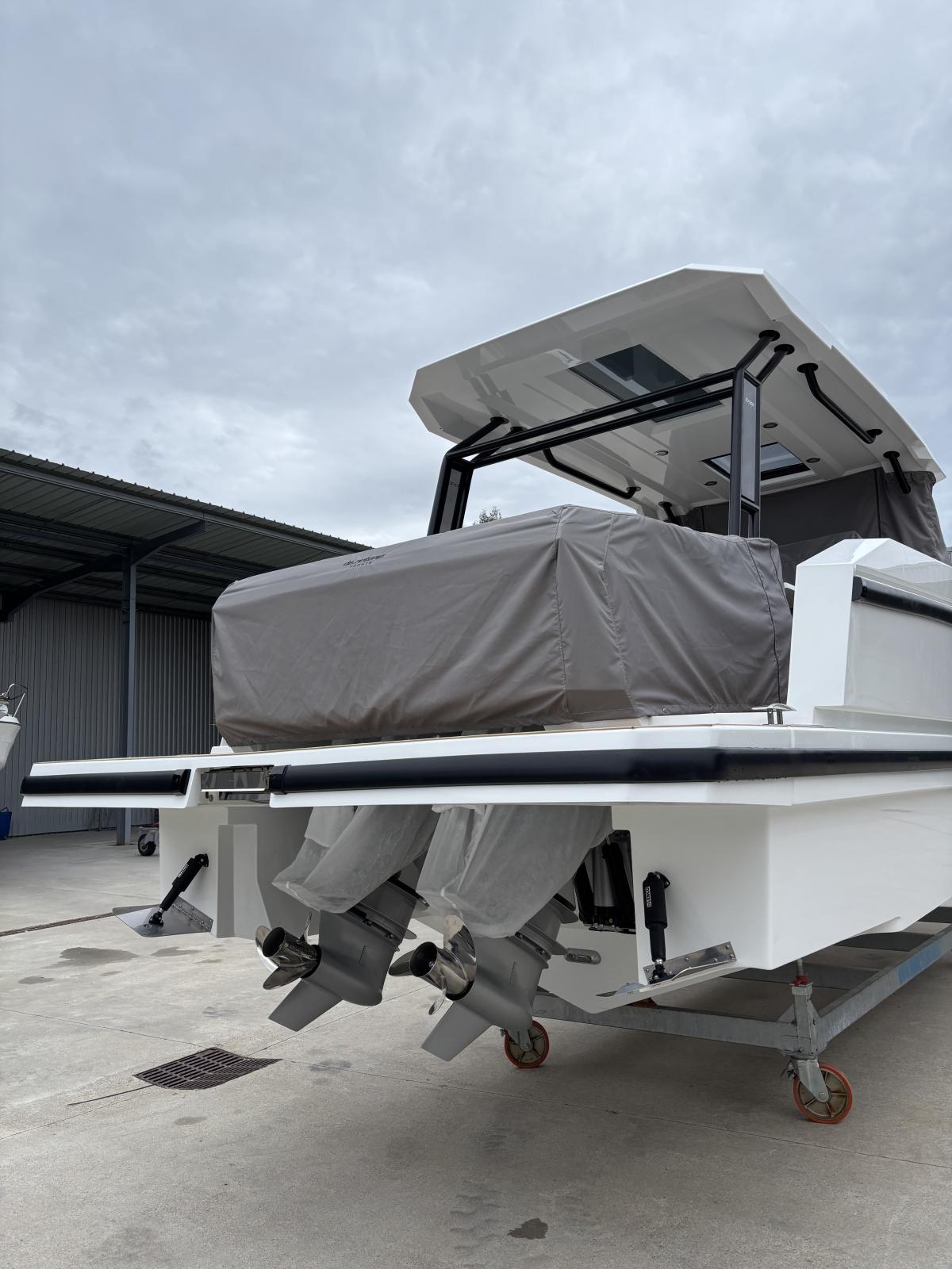 de antonio yachts D32