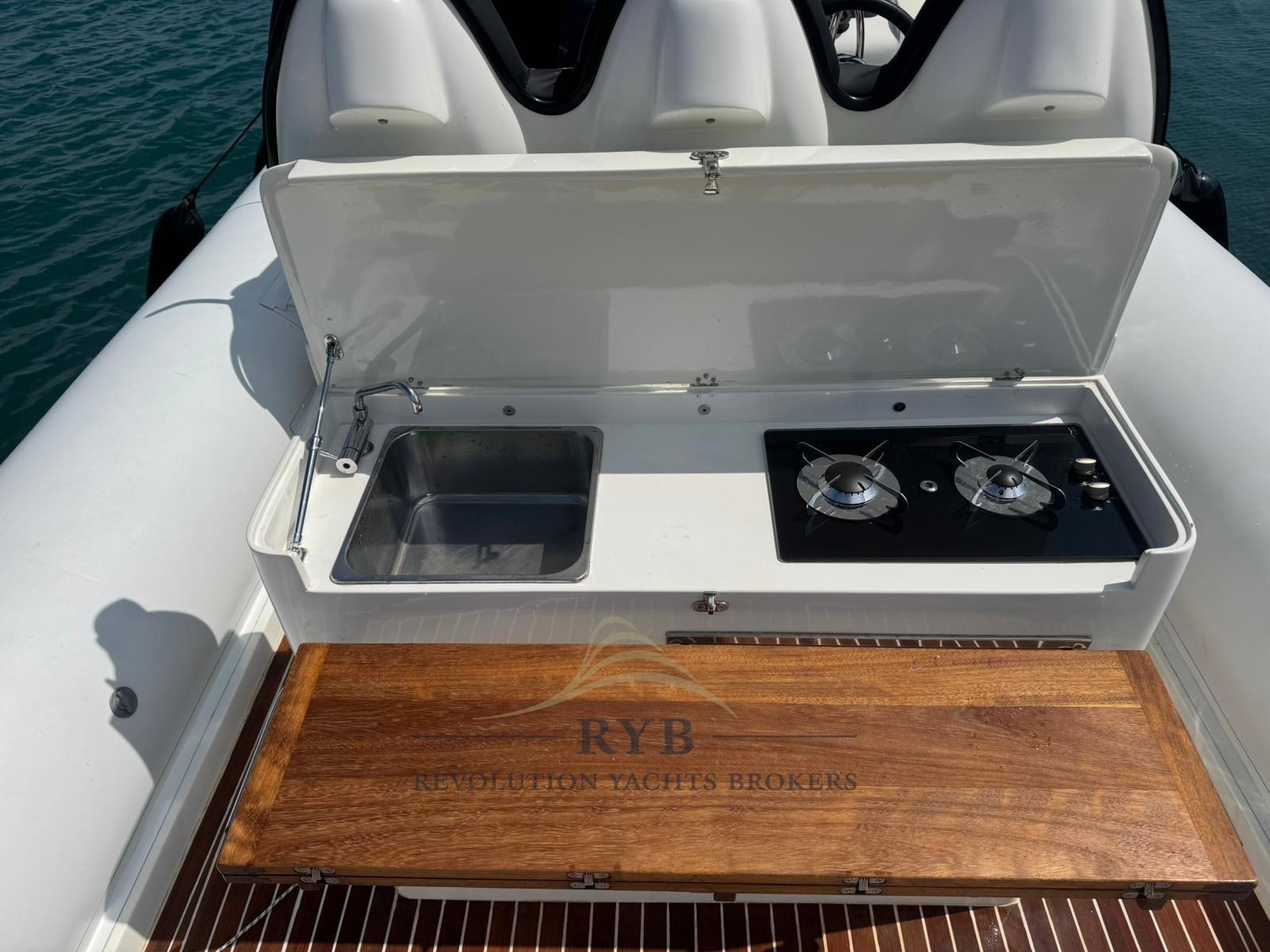 doviboat Shuttle 120 cabin