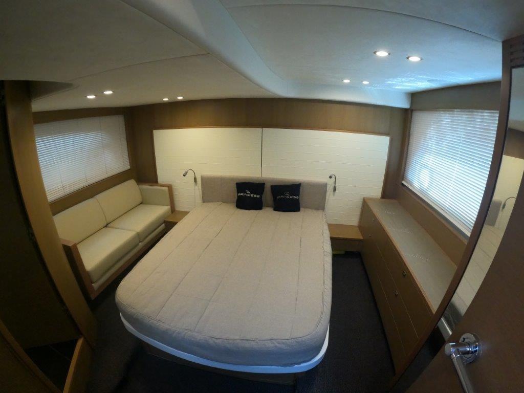 princess yachts V 48 deck saloon (3. Cabin layout)