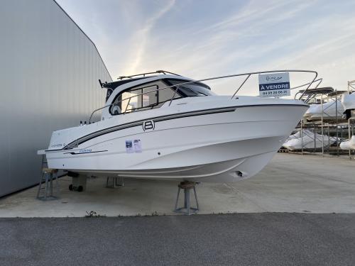 beneteau Antares 8 fishing