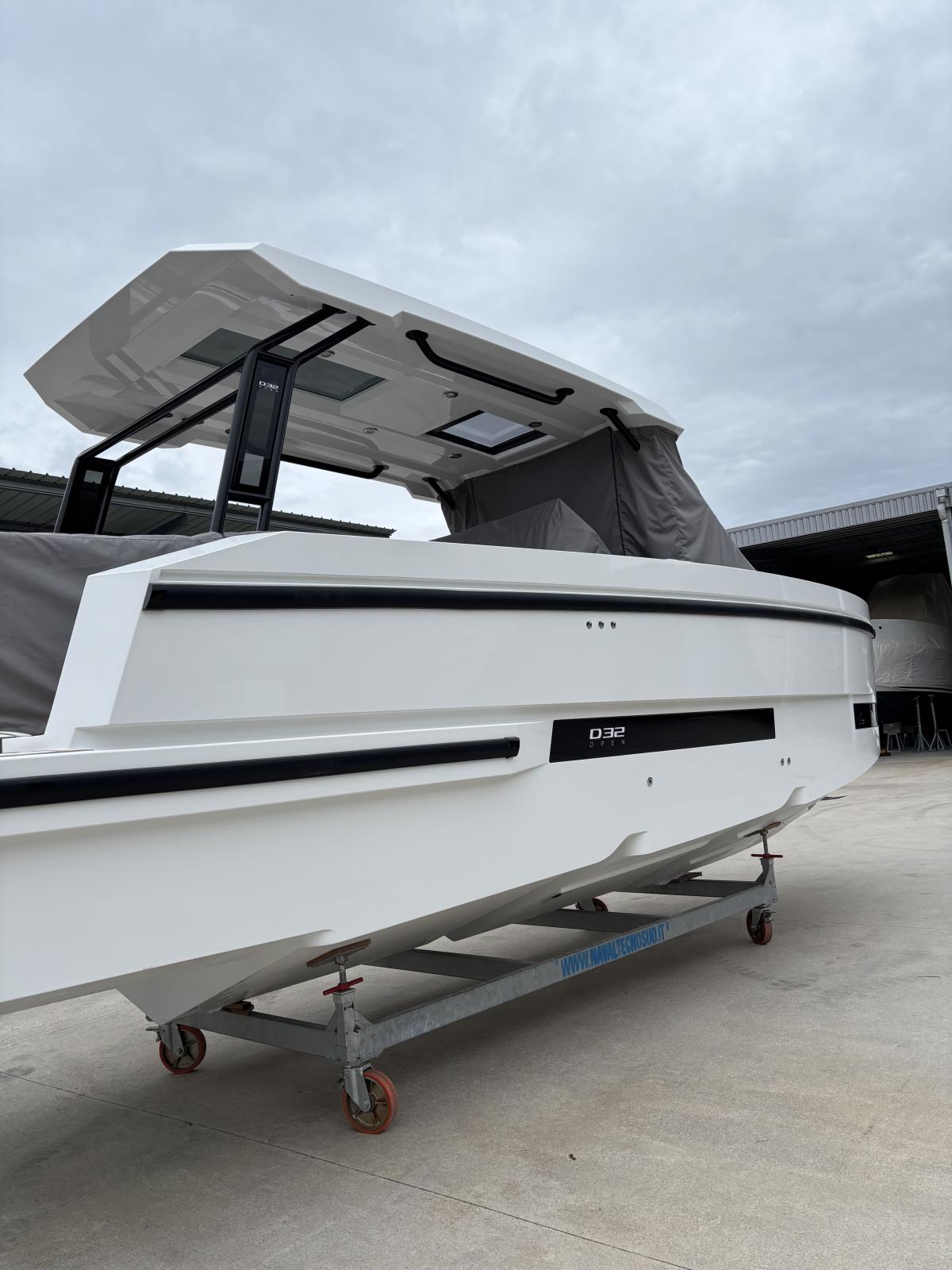 de antonio yachts D32