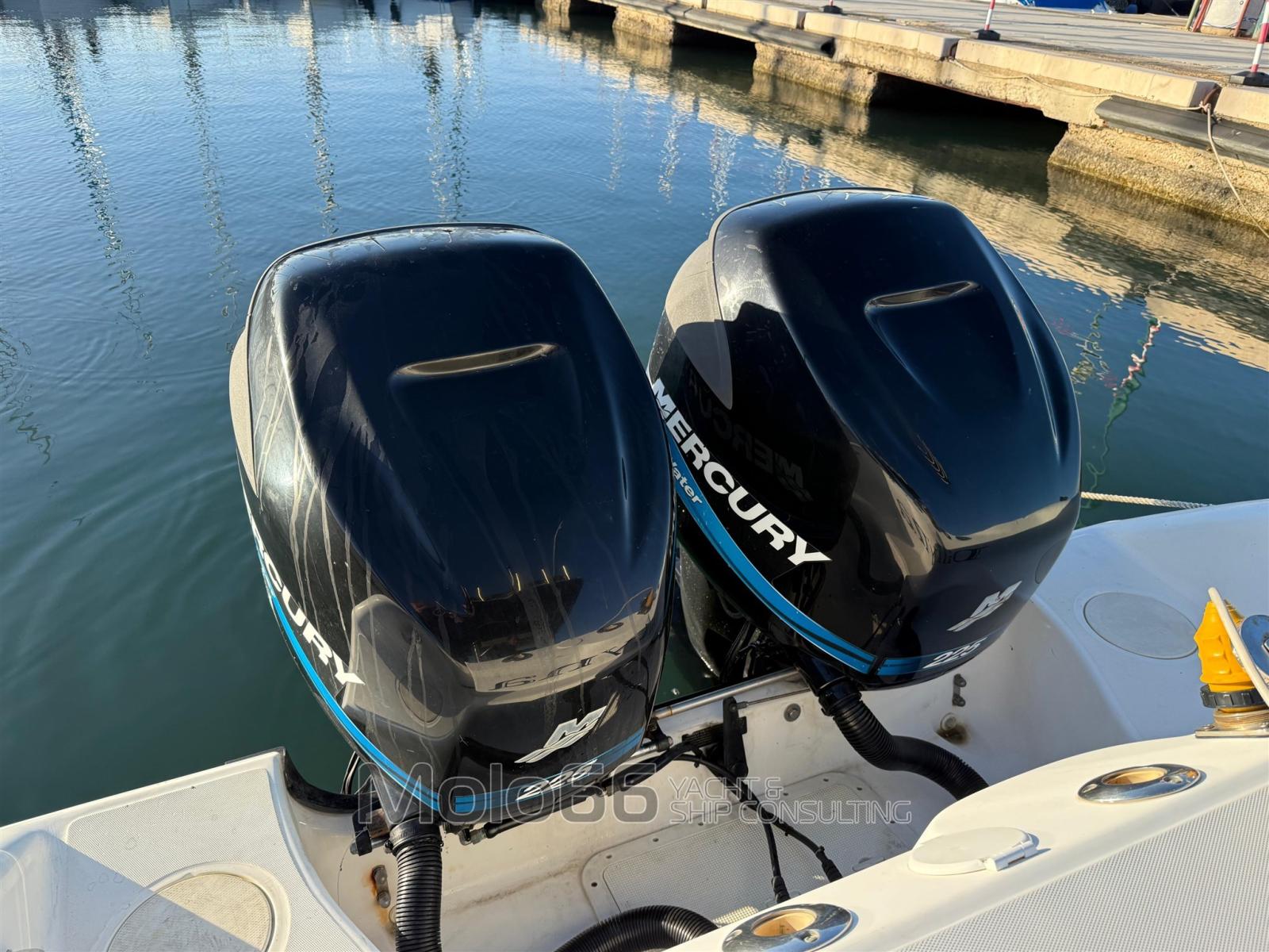 boston whaler Outrage 270