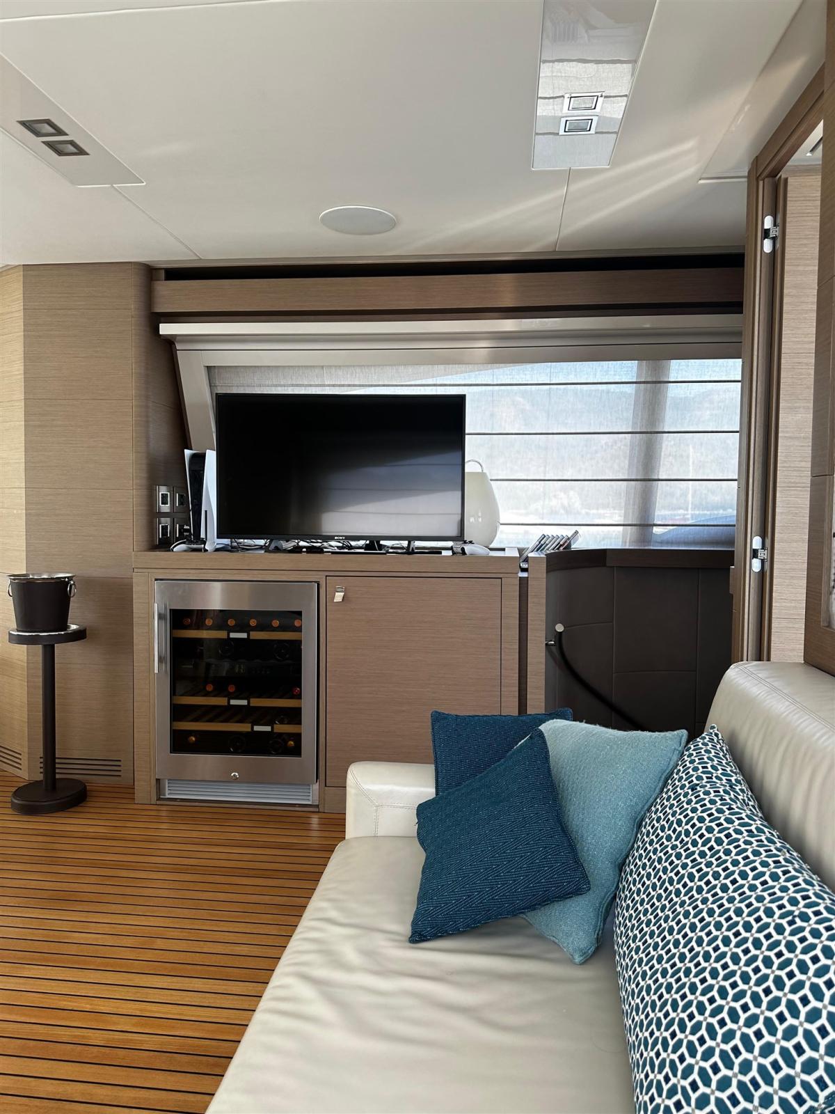 custom line Navetta 28