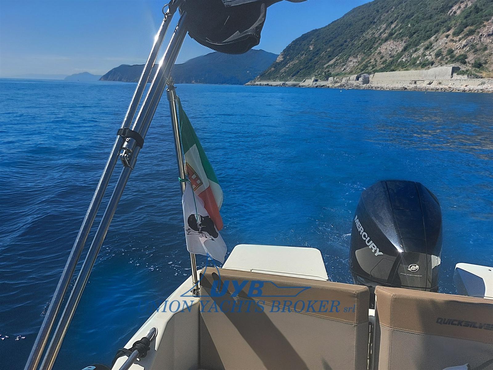 quicksilver Activ 675 sundeck