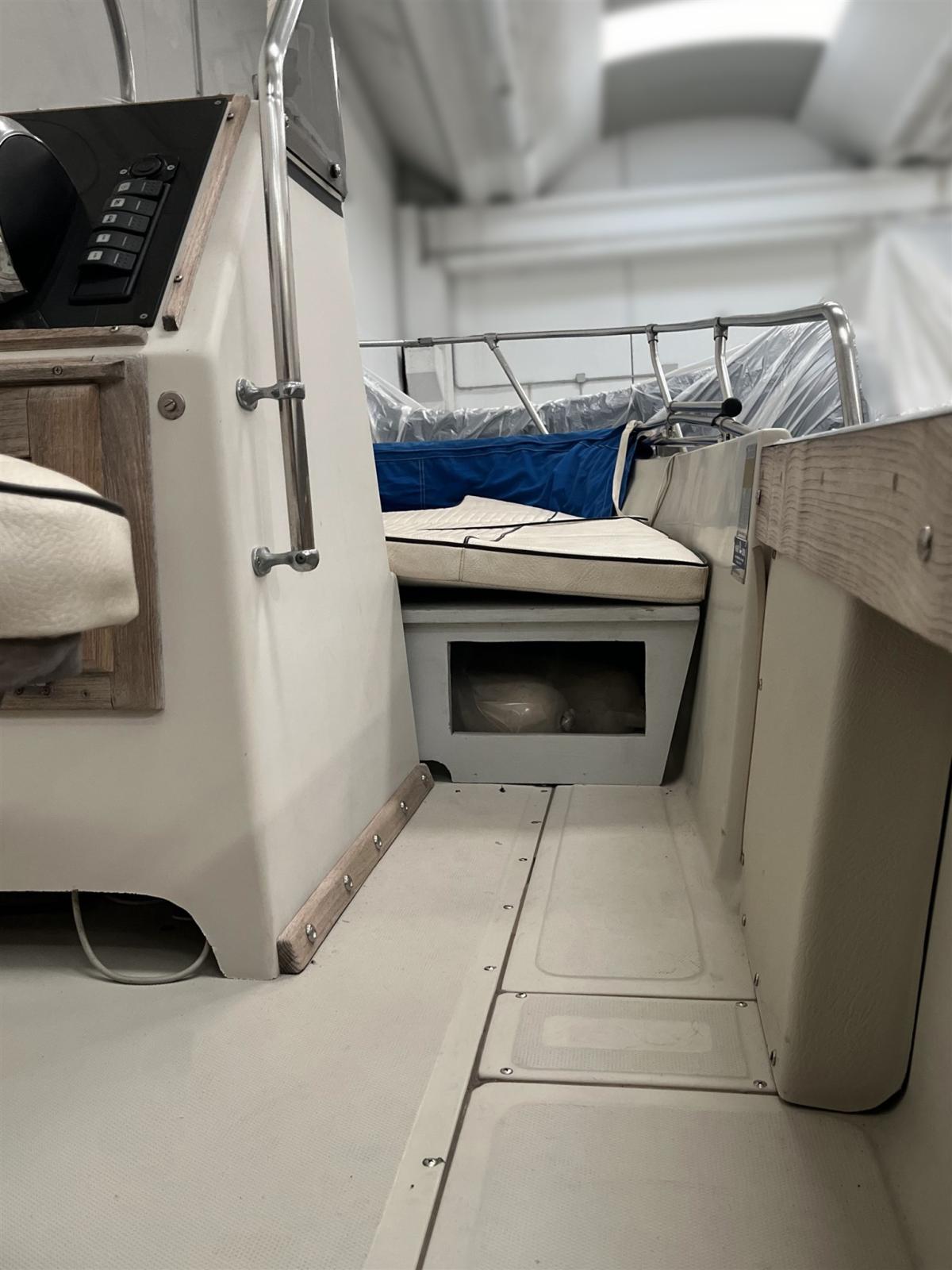 boston whaler Outrage 18