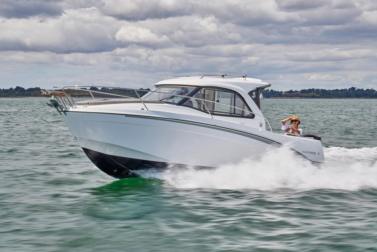 beneteau Antares 7 fishing
