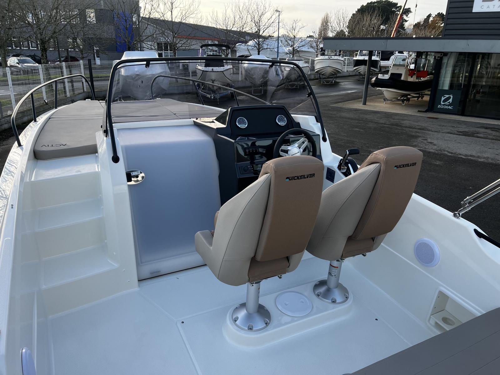 quicksilver Activ 675 sundeck
