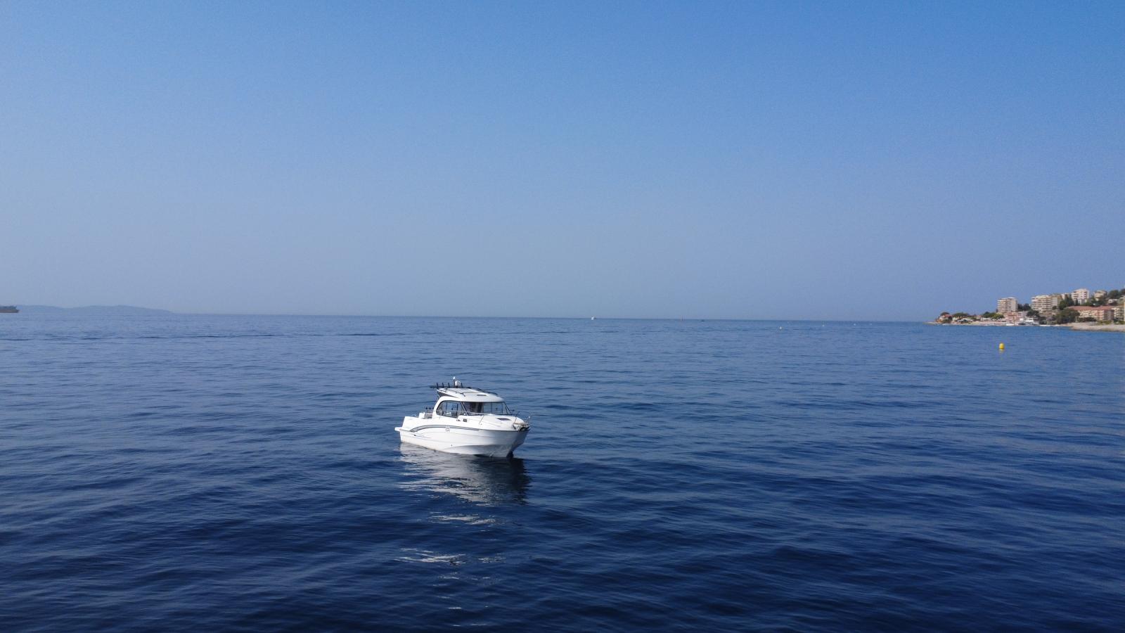 beneteau Antares 8 fishing