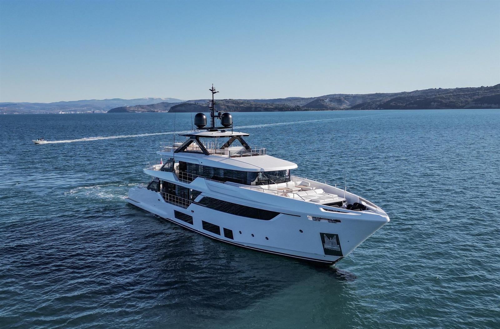 custom line Navetta 38