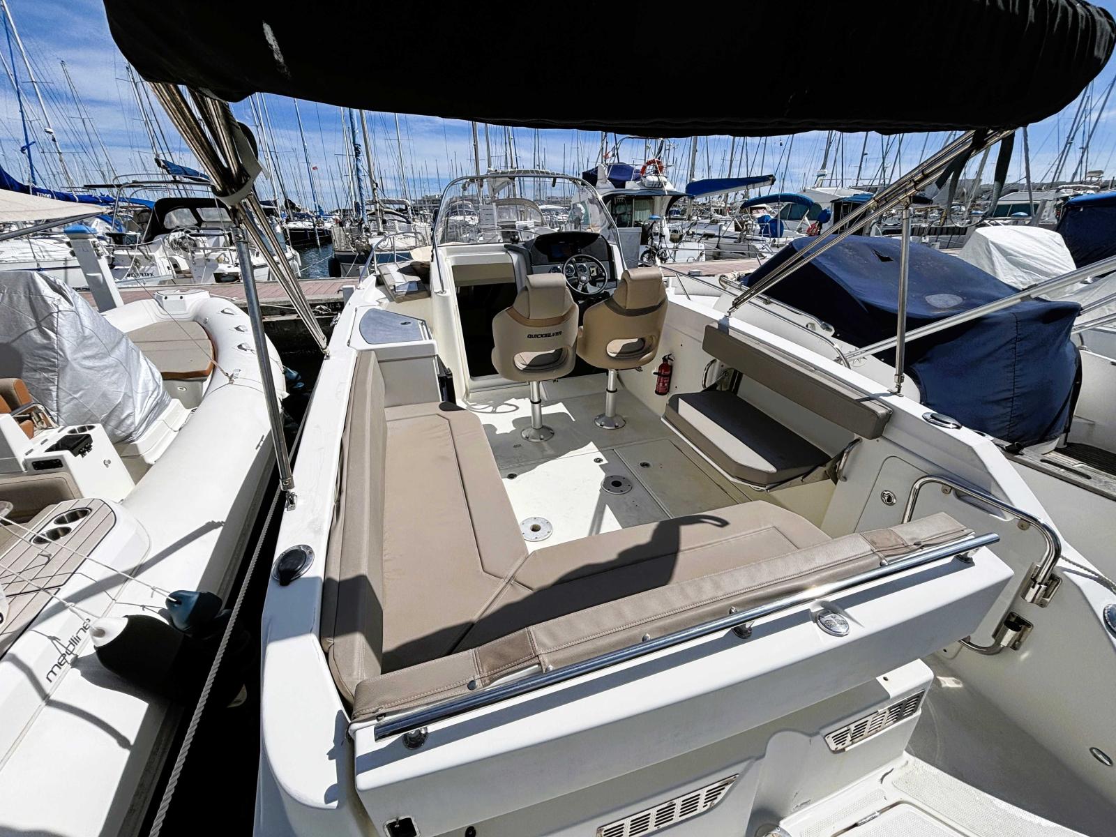 quicksilver Activ 805 sundeck