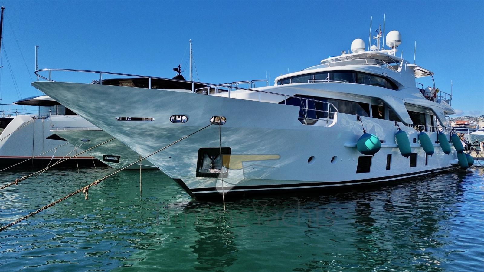 benetti Delfino 93'