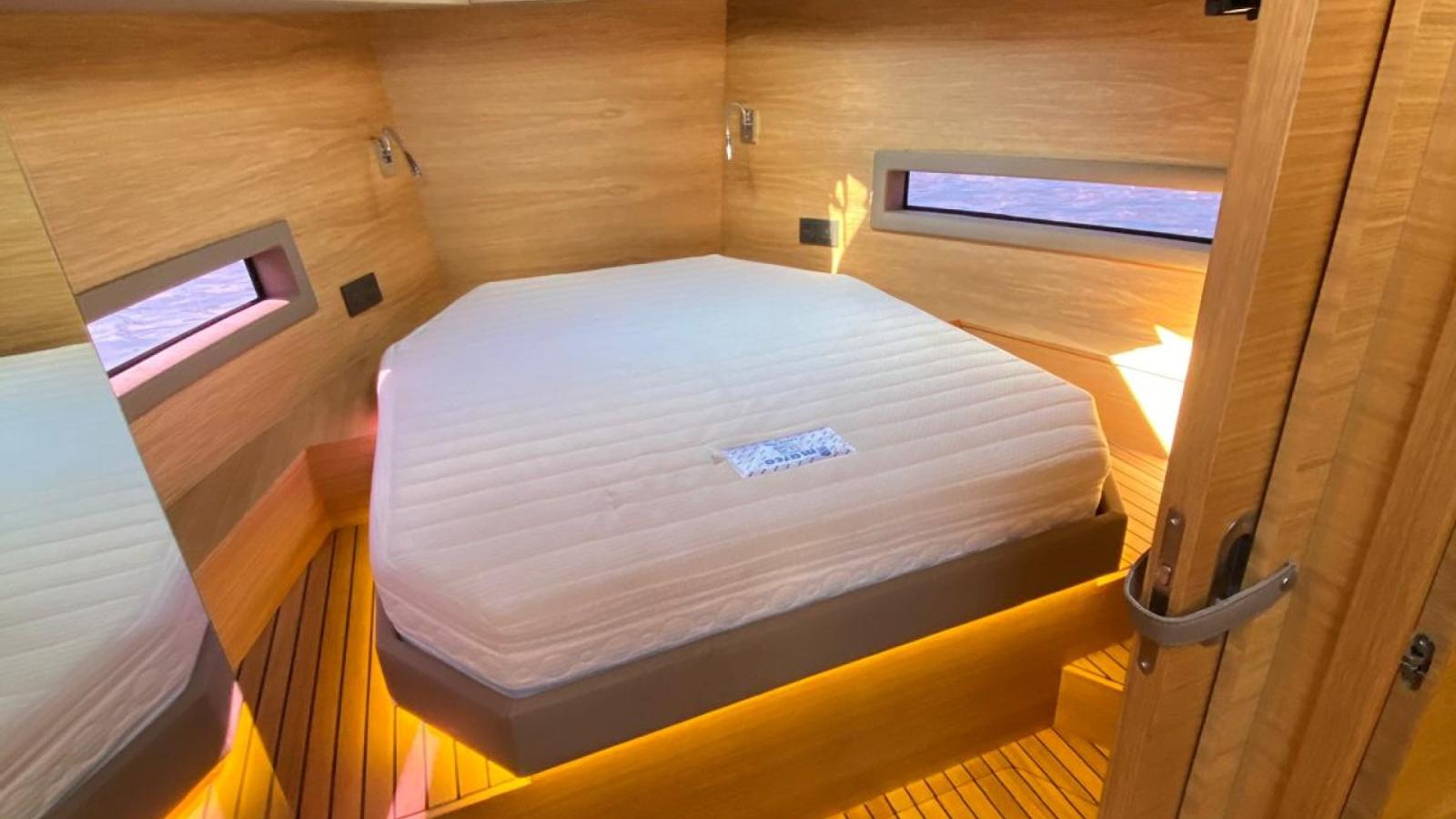 de antonio yachts D33 cruiser