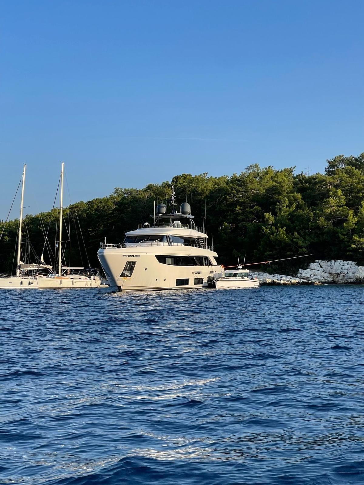 custom line Navetta 33