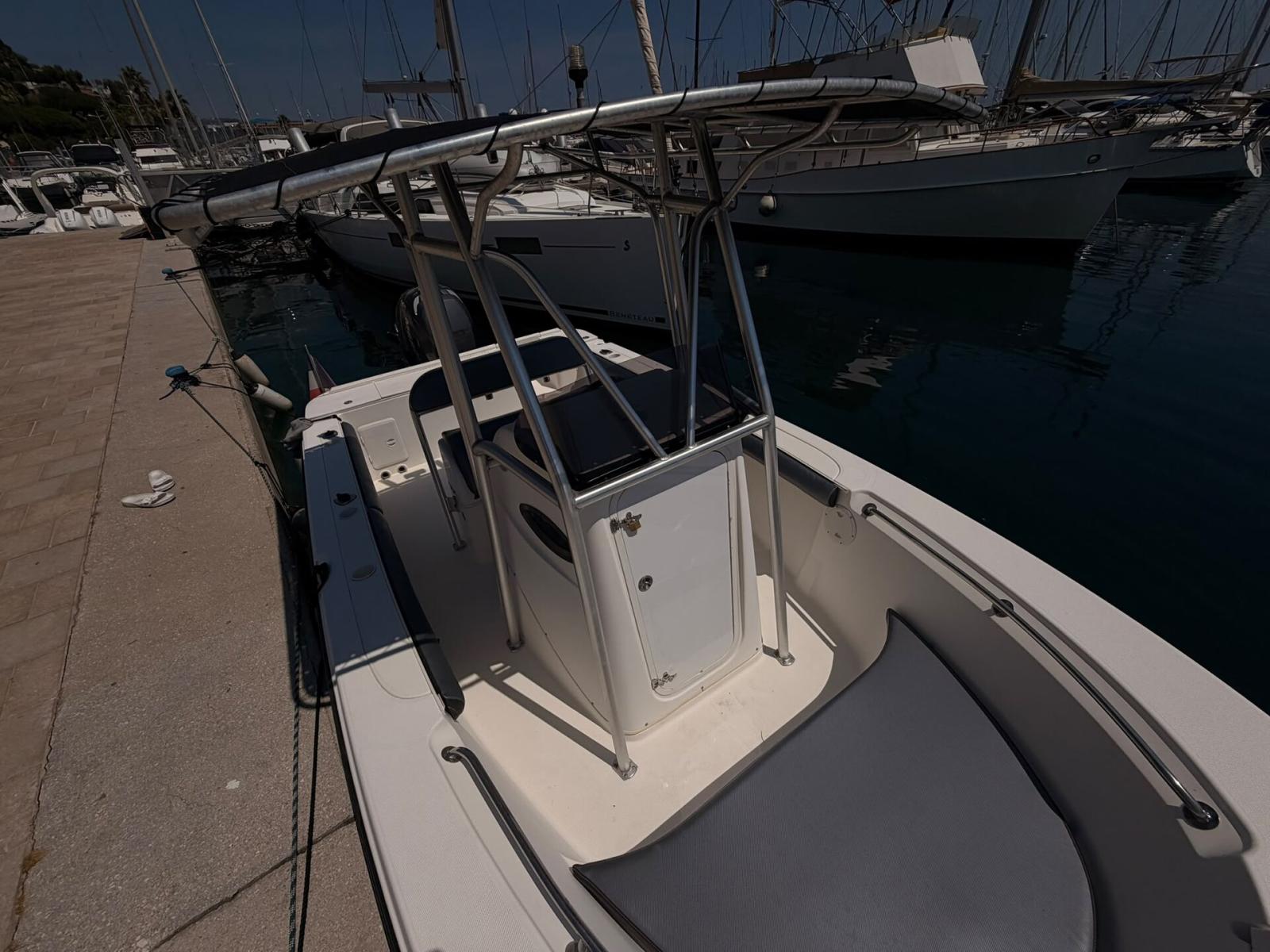 bayliner Trophy 2103 center console