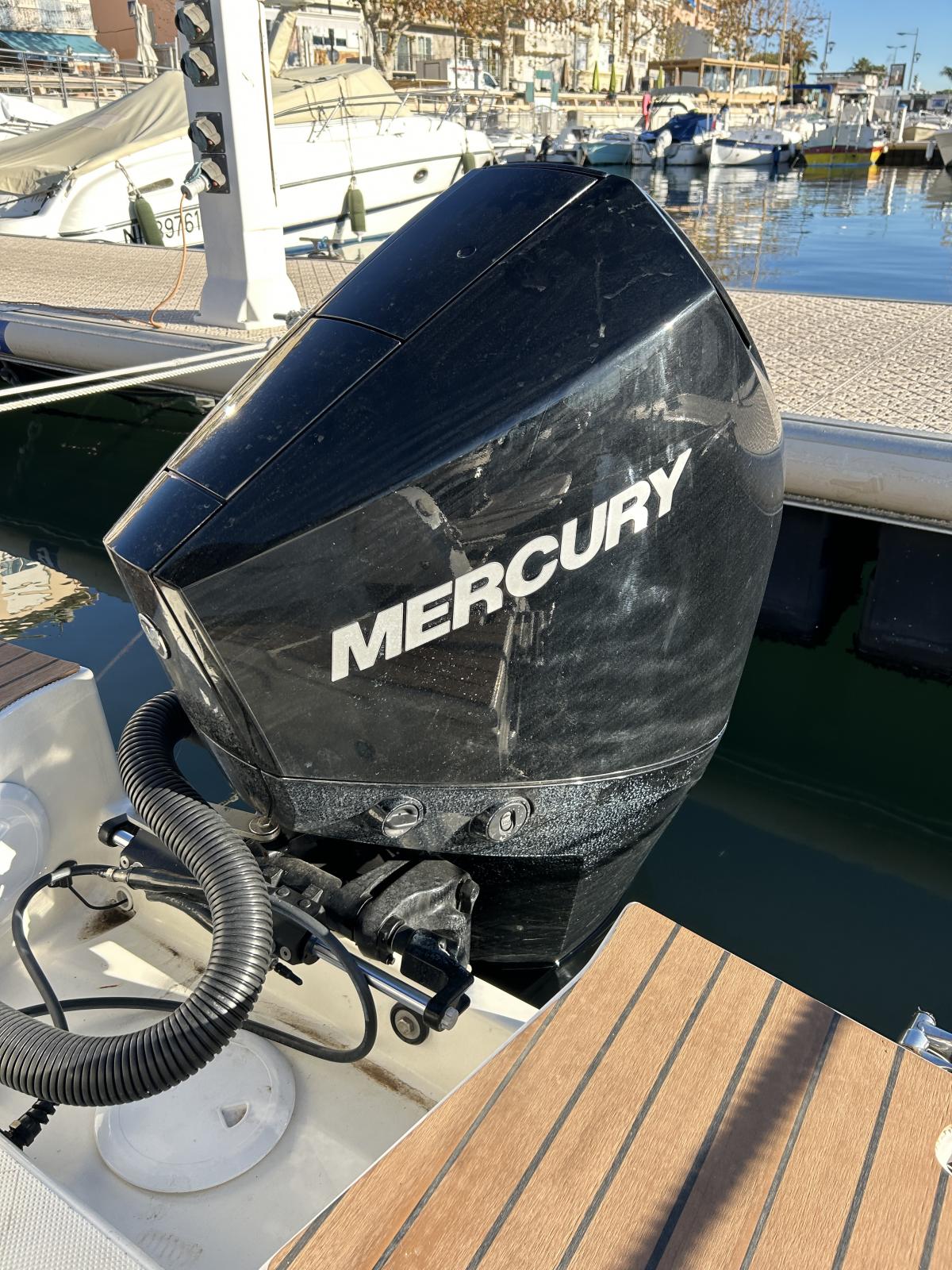 quicksilver Activ 755 sundeck