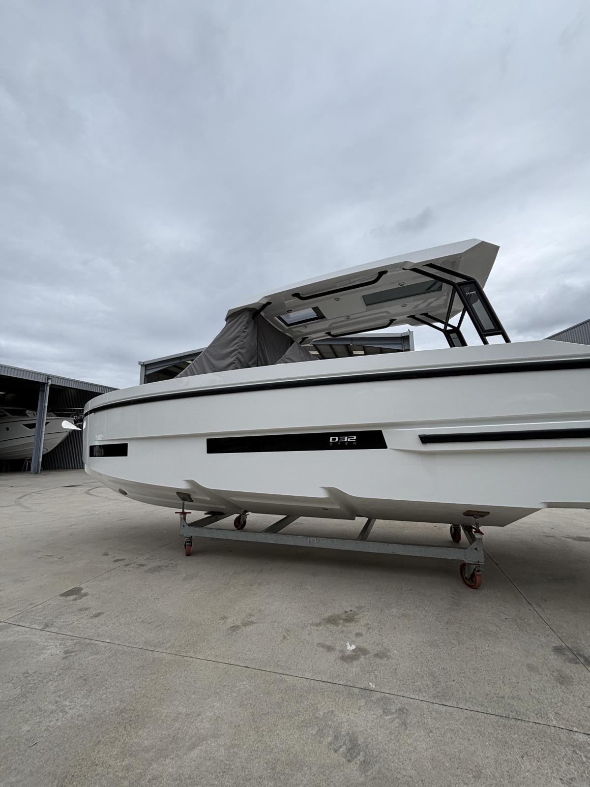 de antonio yachts D32