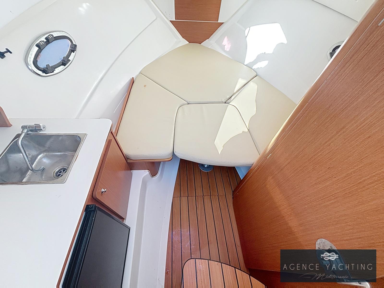 beneteau Flyer 750 sun deck
