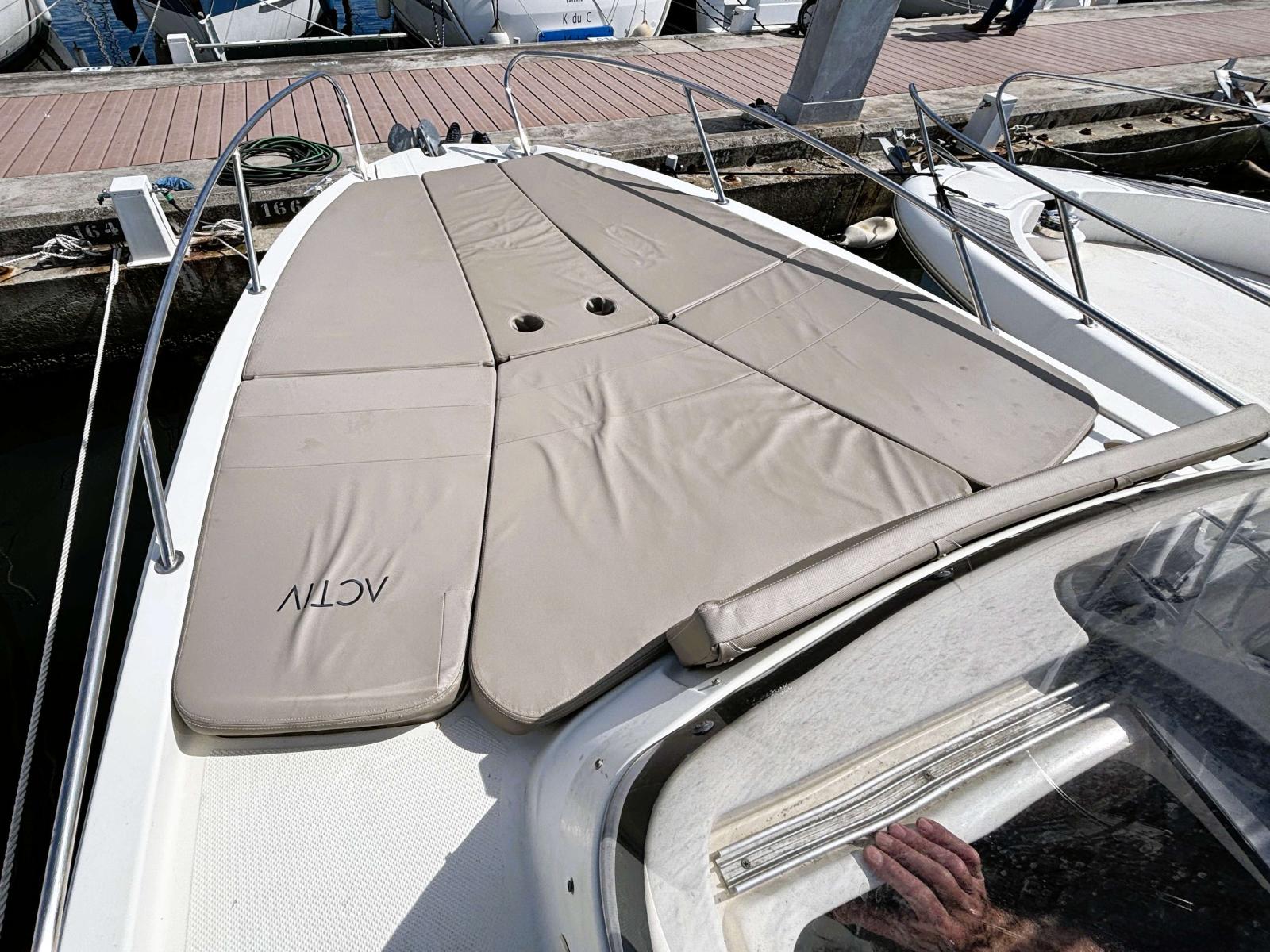 quicksilver Activ 805 sundeck