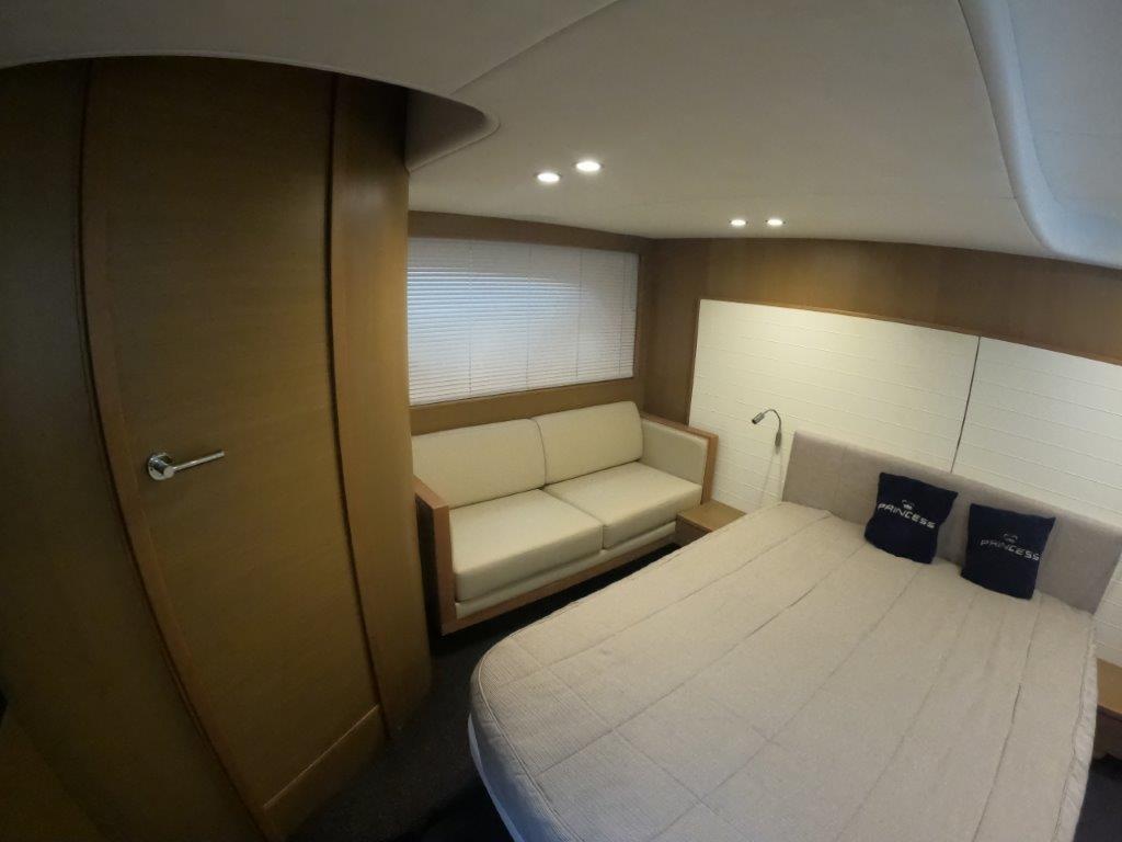 princess yachts V 48 deck saloon (3. Cabin layout)