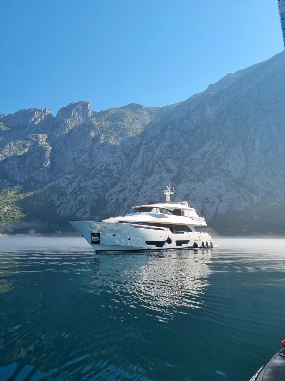 custom line Navetta 28