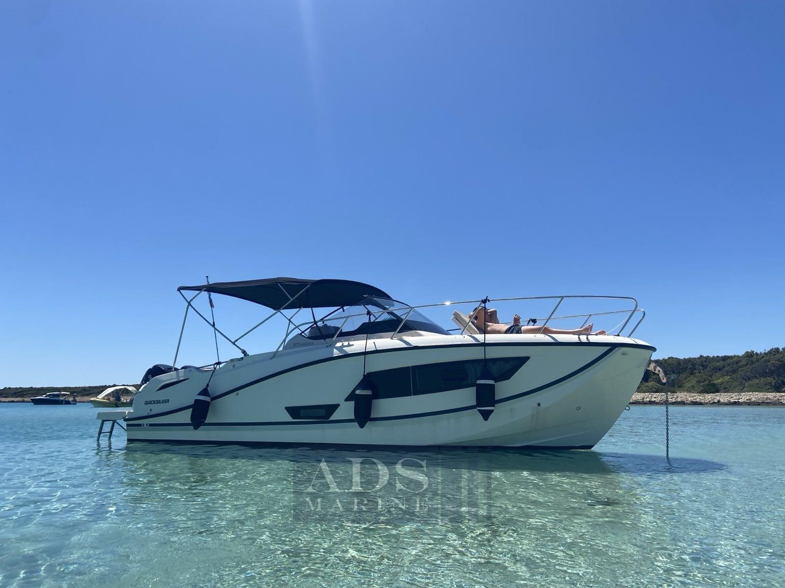 quicksilver Activ 875 sundeck