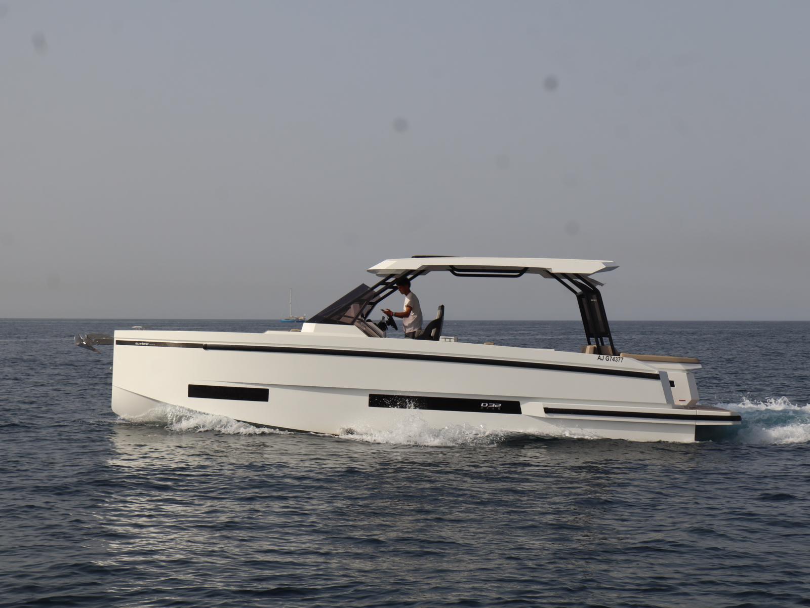 de antonio yachts D32