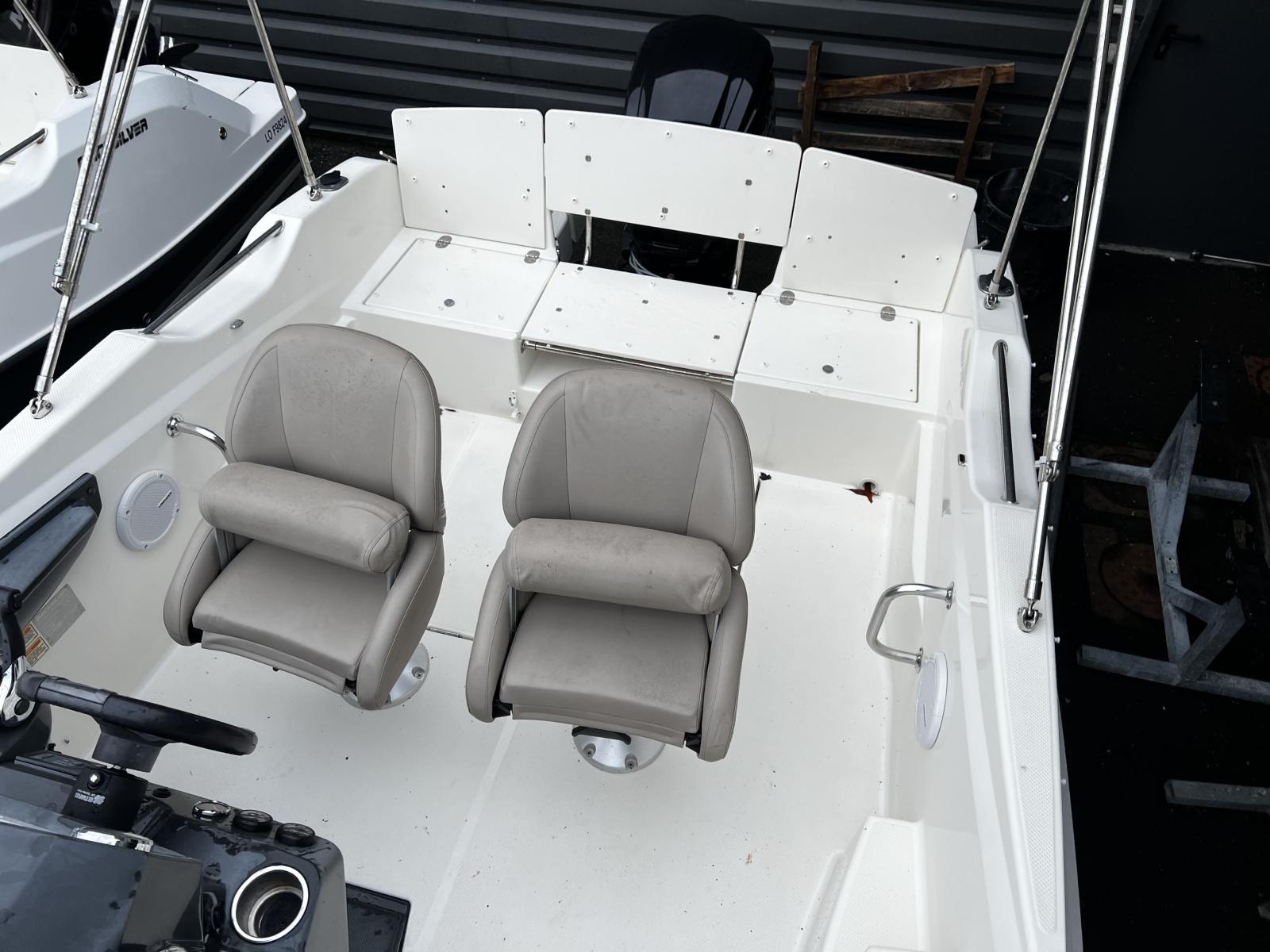 quicksilver Activ 555 cabin