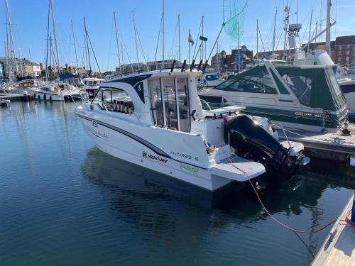 beneteau Antares 8 fishing