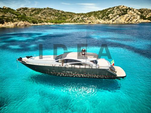 Pershing 76