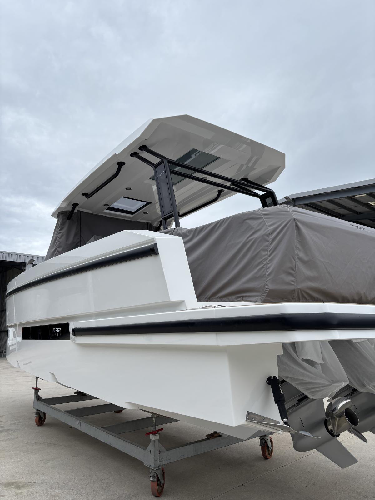 de antonio yachts D32