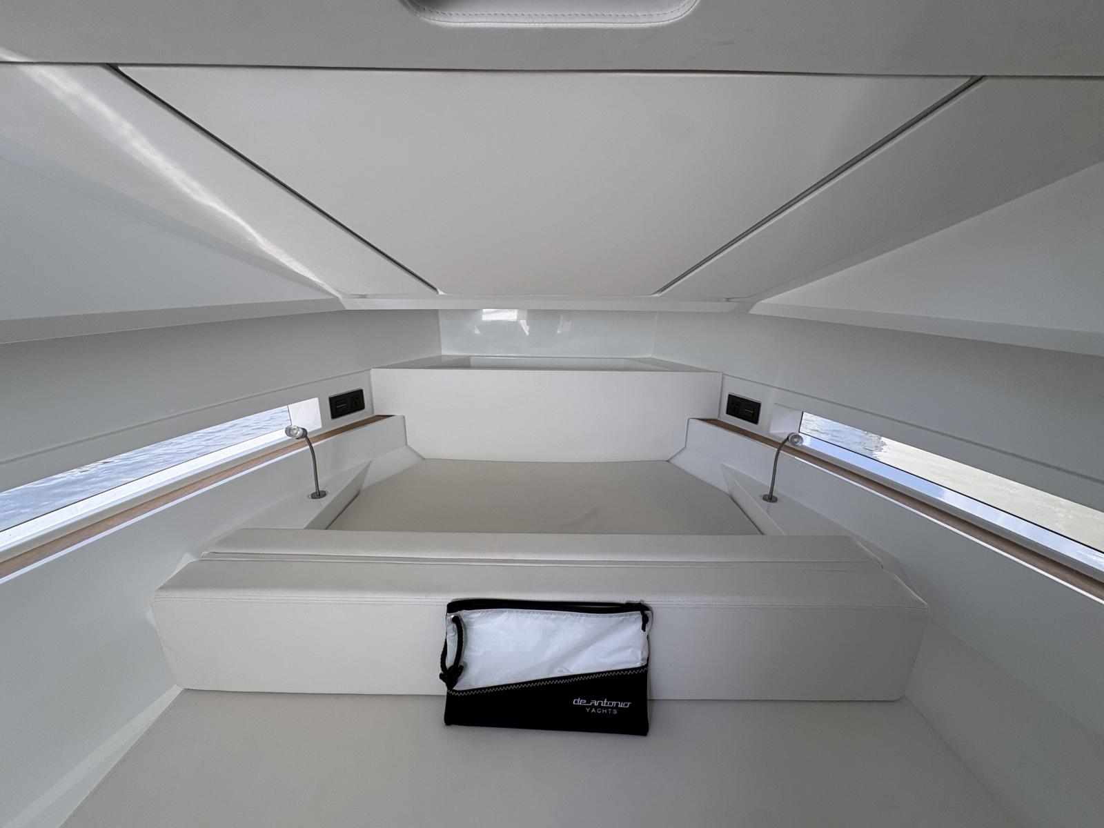 de antonio yachts D32
