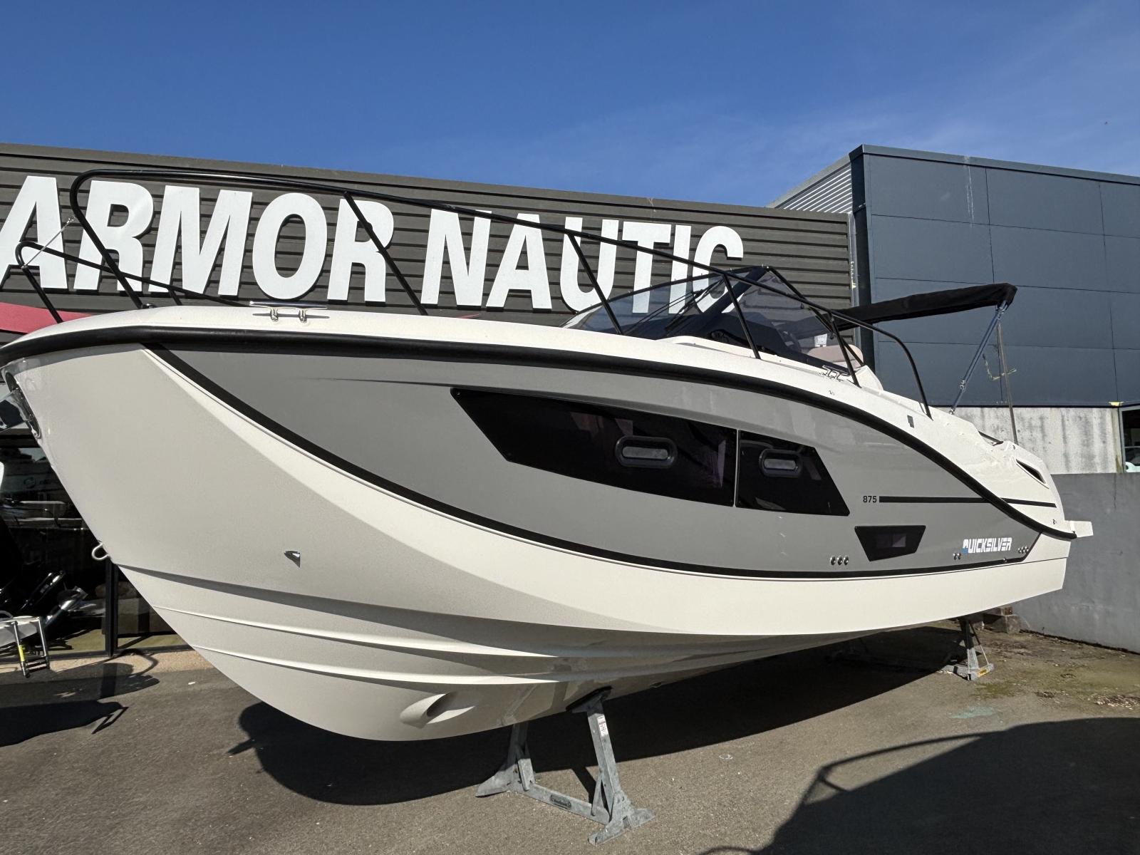 quicksilver Activ 875 sundeck