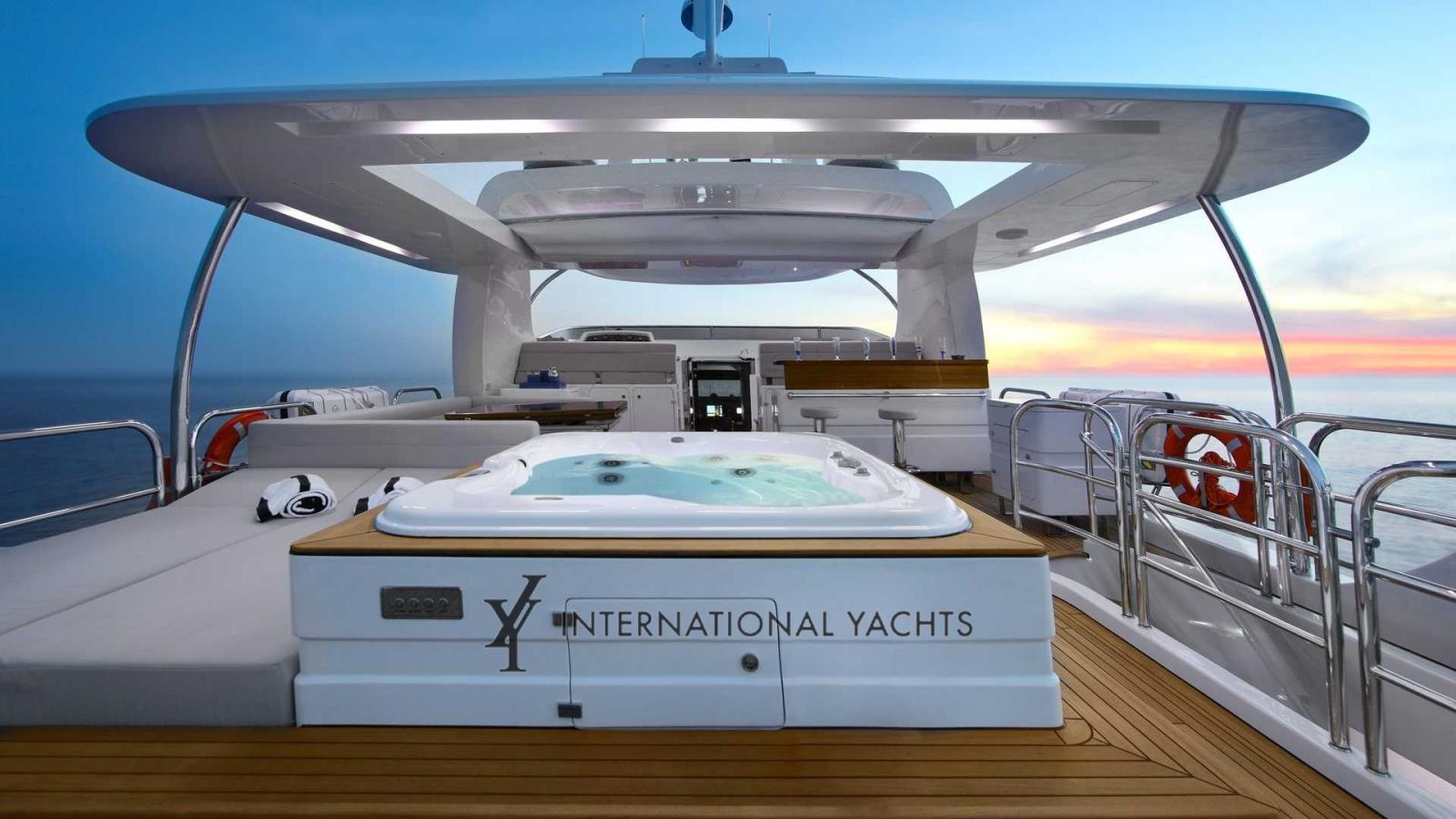 benetti Delfino 93'