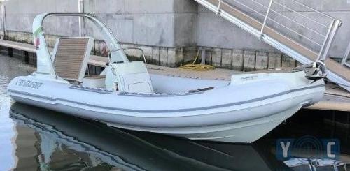 Trimarine 770 cabin