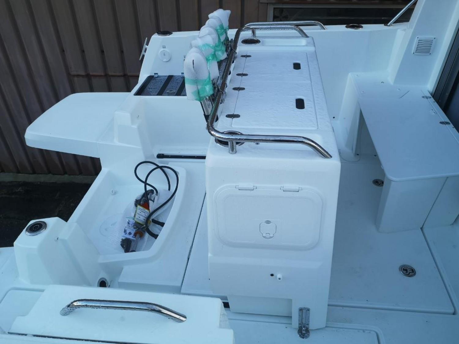 beneteau Antares 8 fishing