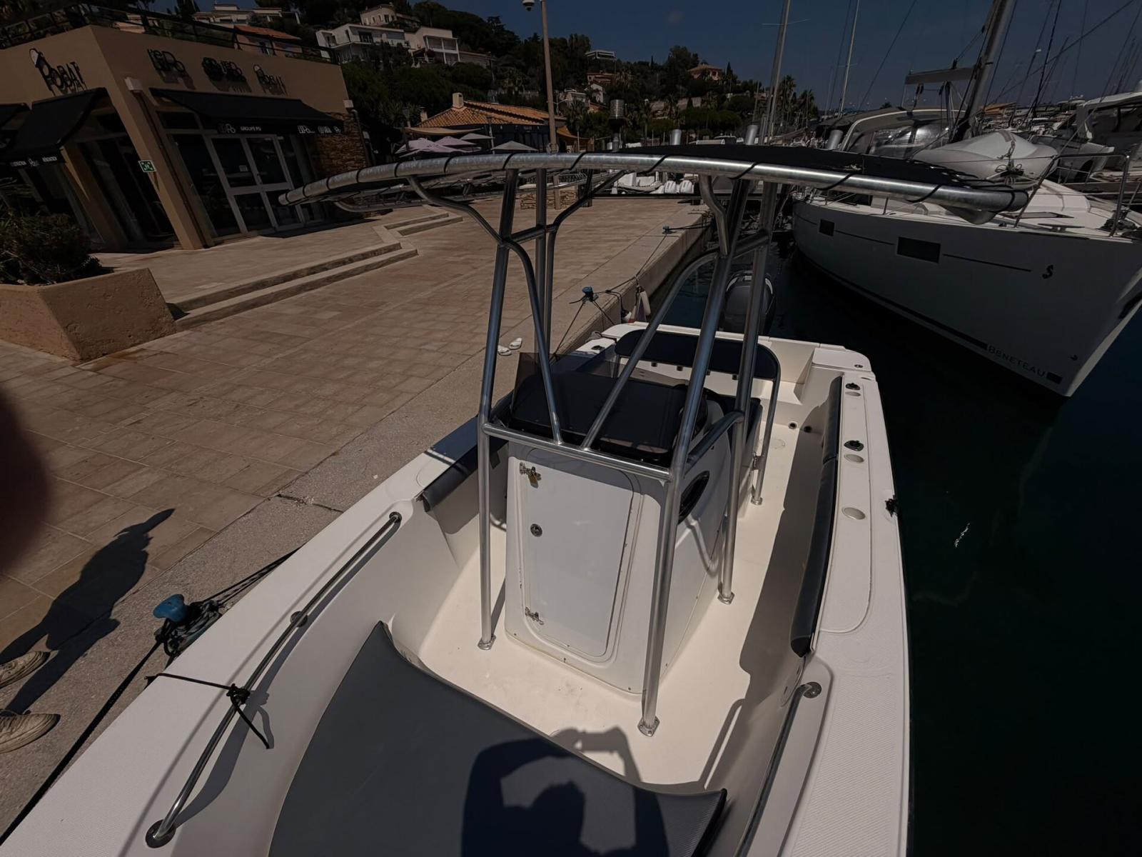 bayliner Trophy 2103 center console