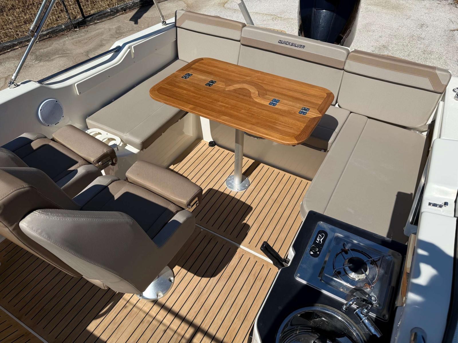 quicksilver Activ 755 sundeck